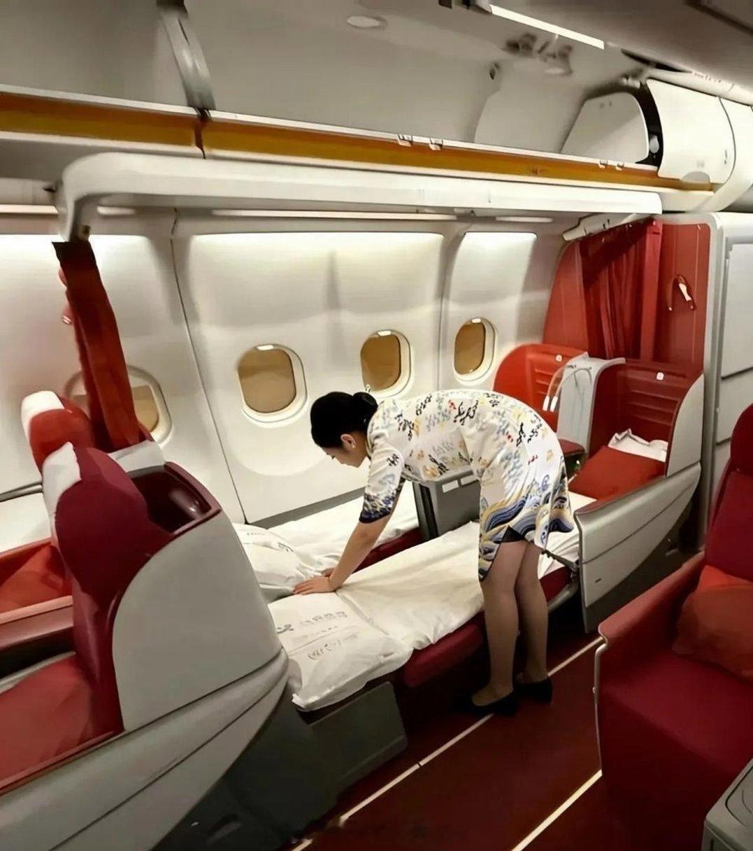 谁能告诉我，里面的那个人怎么进去睡啊