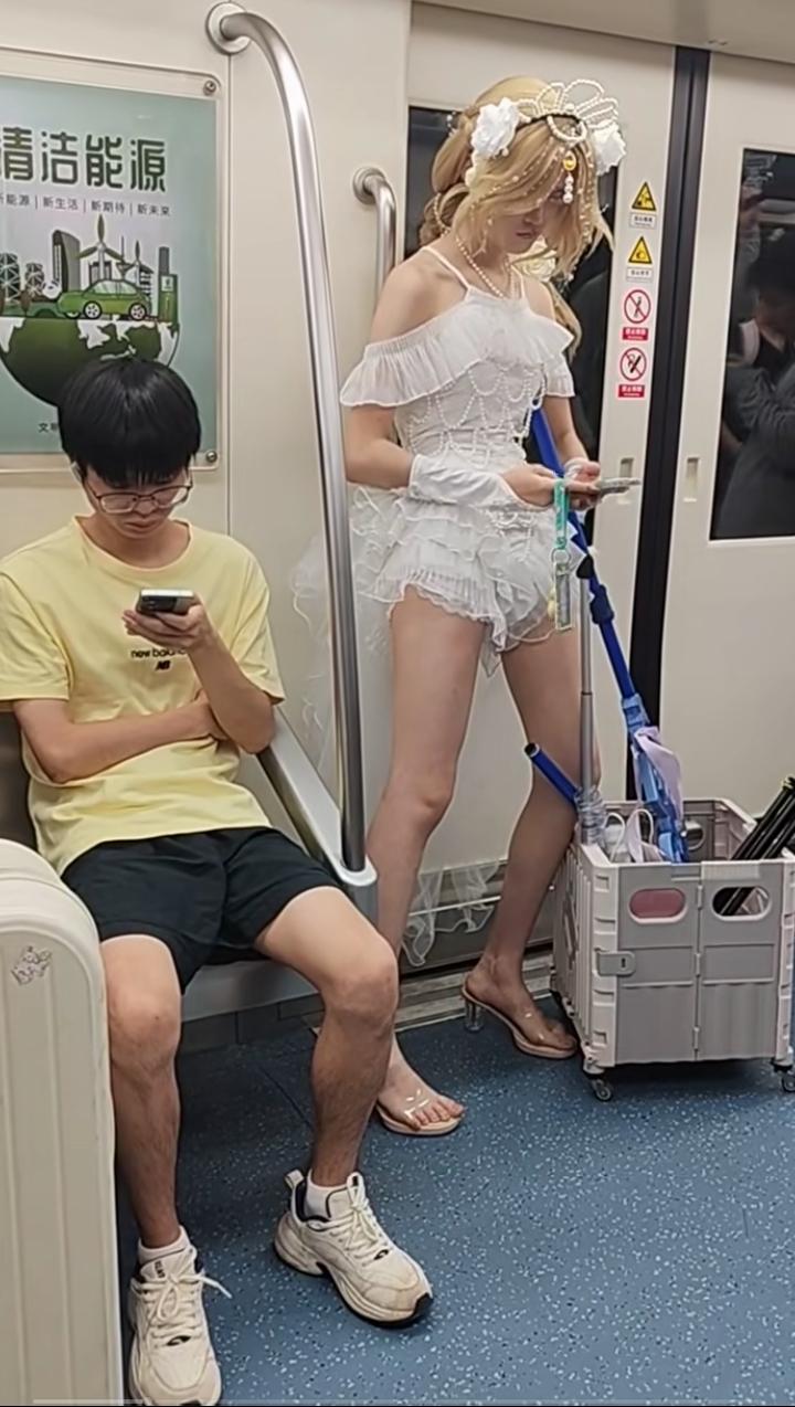 这孩子这是在干啥？想干啥？