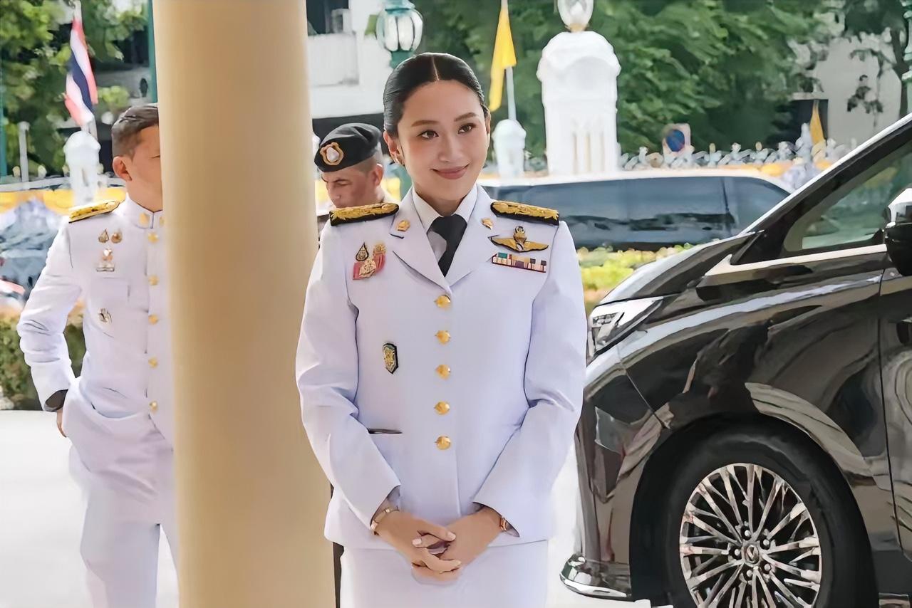 佩通坦出任泰国文化部长。7月3日上午9时左右，佩通坦到政府大楼，微笑着和媒体打招
