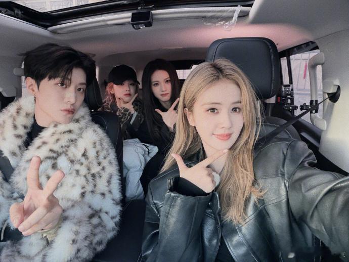 白鹿致谢跑男的历练与陪伴，与范丞丞、沈羽洁、宋雨琦自拍同框，默契十足，续写跑男家