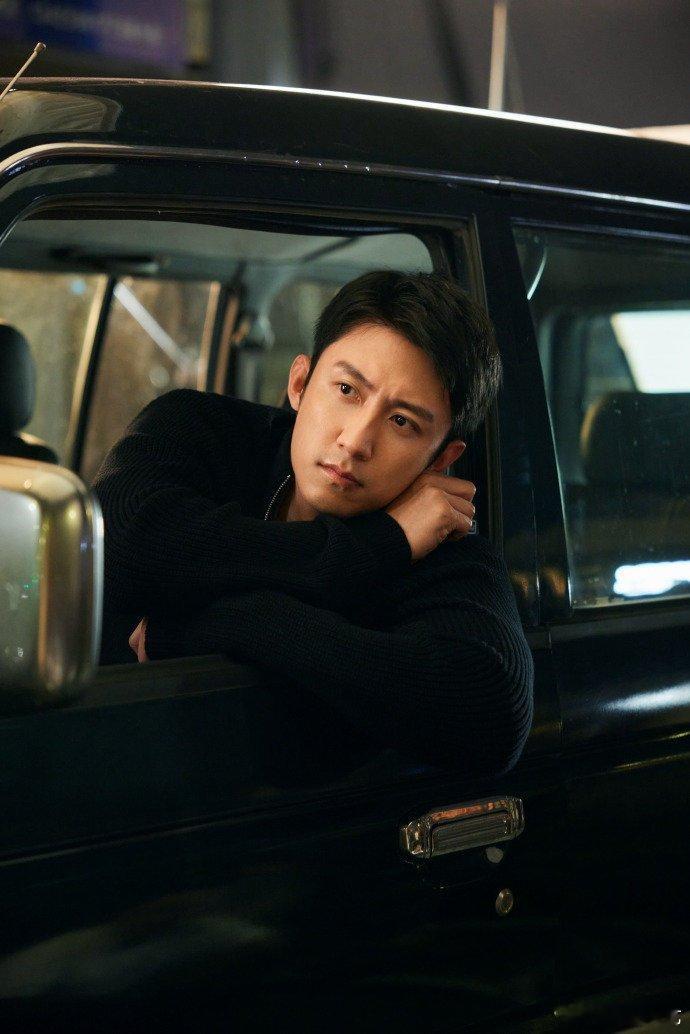 确诊为黄景瑜走路粉黄景瑜这走路姿势是来勾人的吧！步伐带风自带大佬气场，宽肩窄腰的