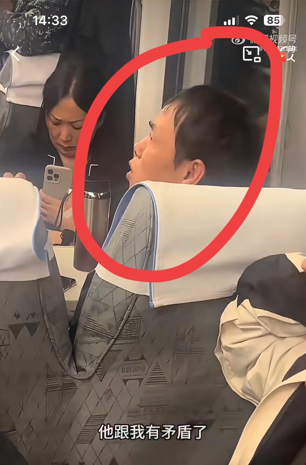 在T110次列车绿皮车厢里，一名男子靠窗坐着，旁边座位空着，他想独享宽松空间。