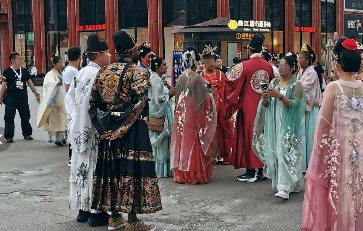 最近网上突然出现印度人扎堆穿汉服的照片。从图1可知，写有“曲江”字样，似乎是