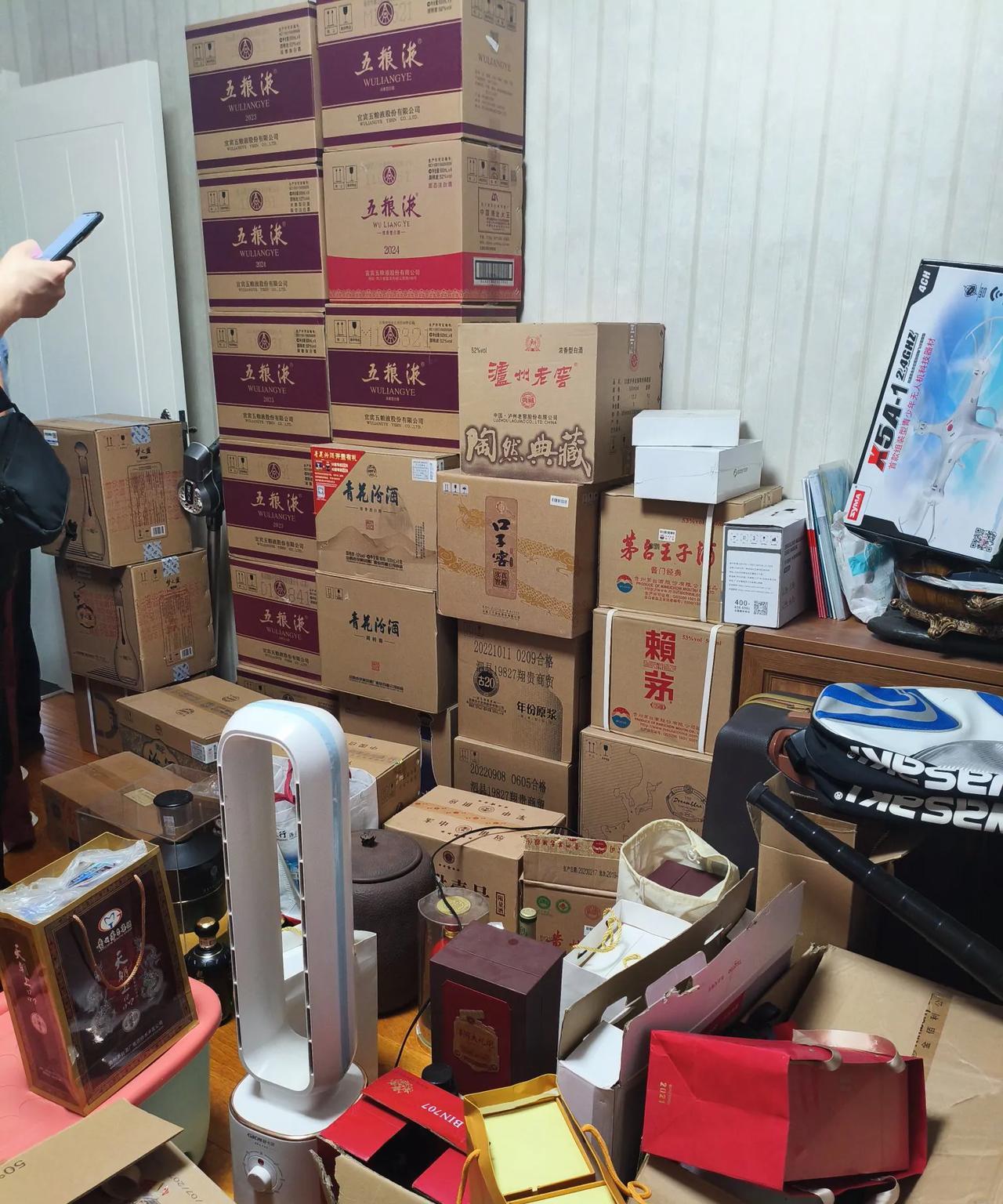查抄现场，大家猜猜这是什么级别的干部？有两箱茅台压在下面了[大笑]莫伸手，伸手必
