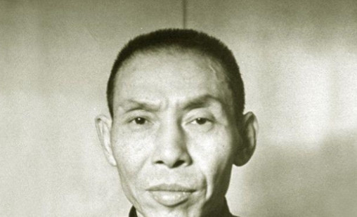 1939年，杜月笙在香港吃饭，3个地痞流氓挑衅闹事，眼瞅打不过，流氓们立马翻窗逃