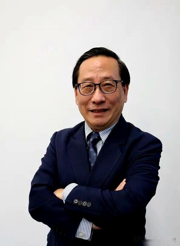 被中天扫地出门的周玉琴，转头就签了新西兰中文台，首期节目直接请来高志凯，搭档还是