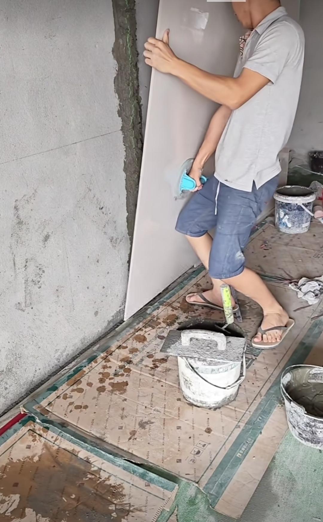 不刷视频，还真不清楚，看似简单的瓷砖上墙贴法竟如此多样。有往墙上刮满胶泥来贴的，