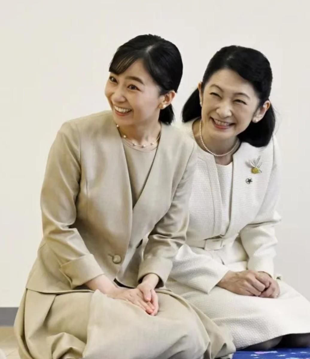 头一次觉得日本皇室的衣服质感不错这两天佳子和妈妈纪子一直在濑户内出公务，今天母