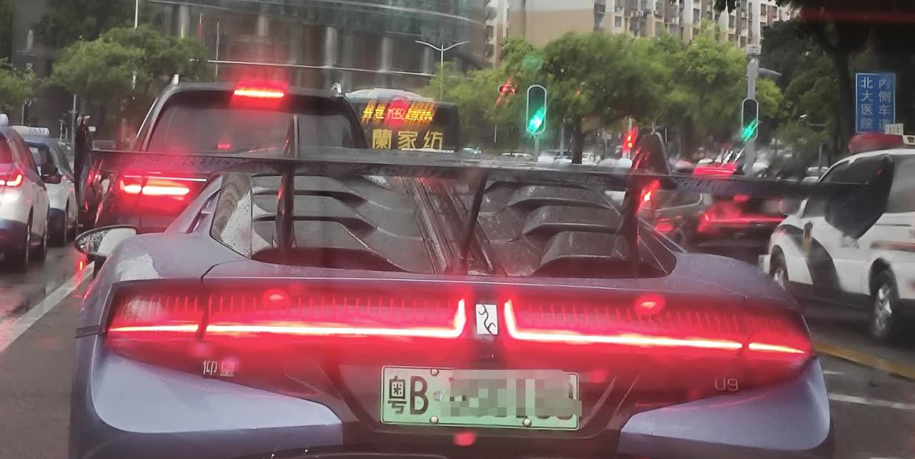 下午下班的时候，车前面有一辆跑车，坐在副驾驶的同事问我，你猜那跑车值多少钱？我说