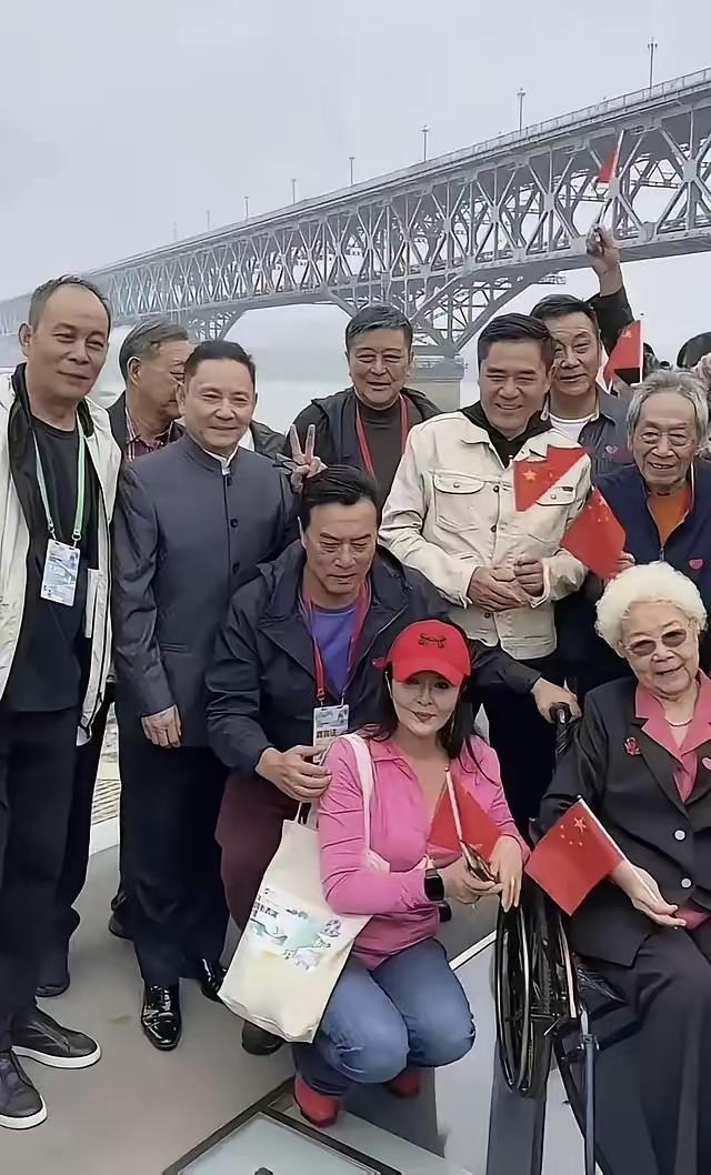 照片中我能叫上名字的有，张光北，卢奇，张山，卢君，陈宝国，王奎荣，不知道图片中仅