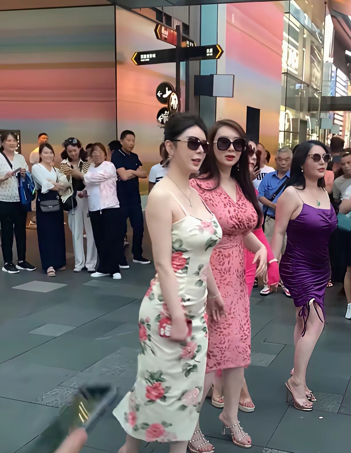 走向C位的 确实比周围的观众耀眼 ​​​