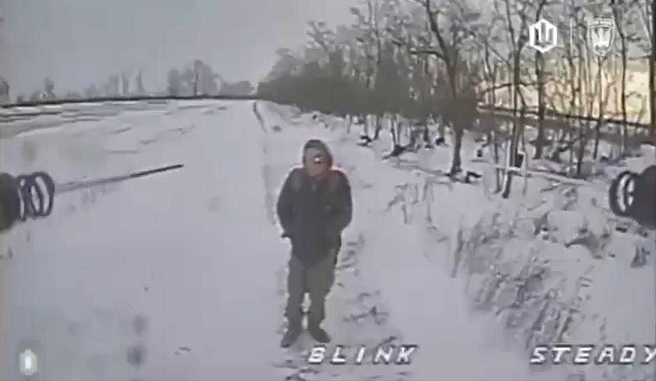 一段无人机拍摄的视频，视频显示乌克兰无人机军队在雪地中用无人机处决了一名手无寸铁