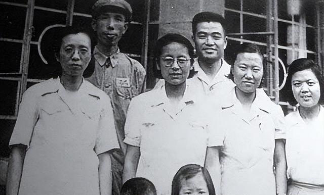 1949年南京解放后，一位贵妇走到南京总统府前，对哨兵说道：“我是陈修良，我想见