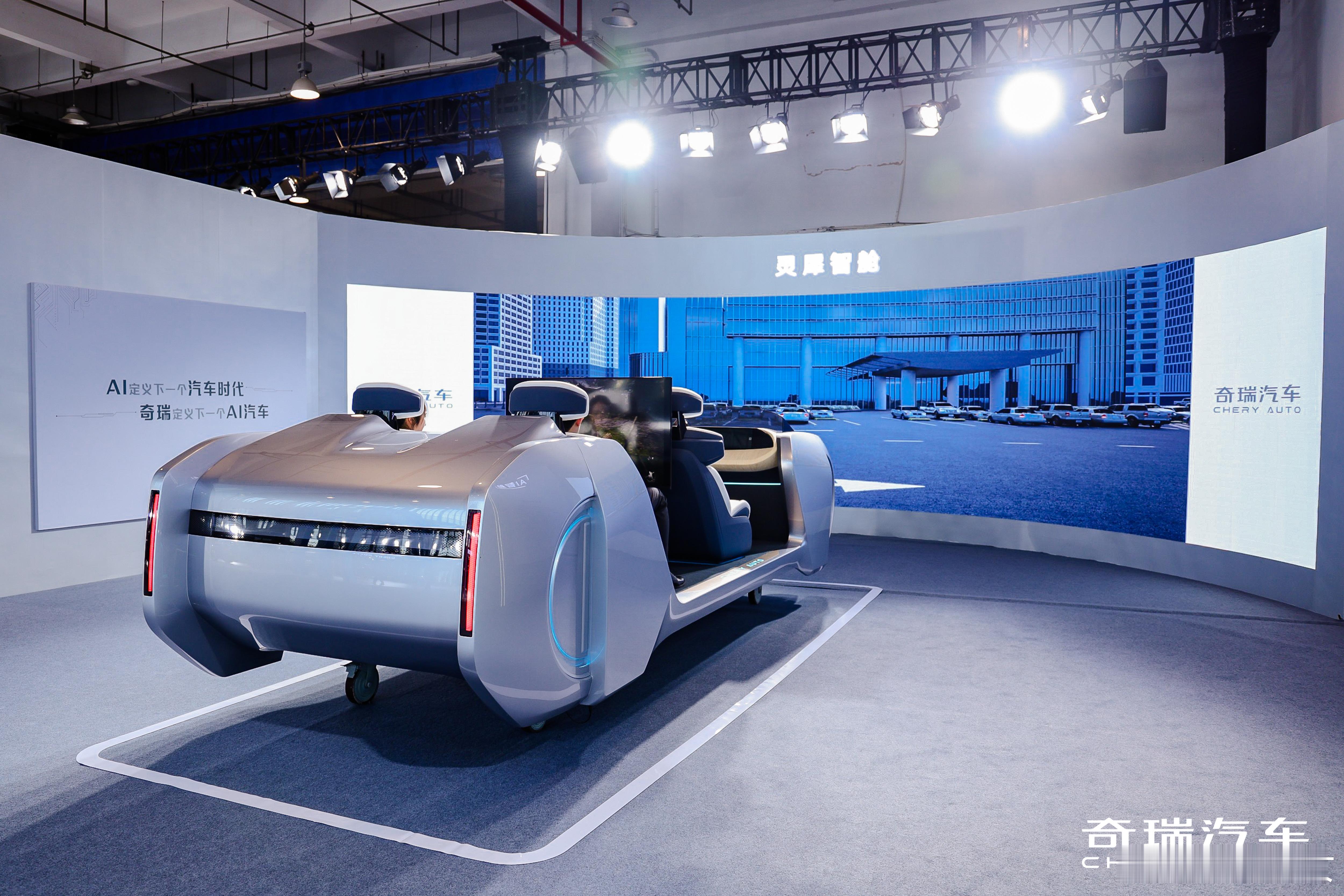 在2026AI之夜上，奇瑞更是亮出全域AI战略底牌：猎鹰智驾、灵犀智舱、飞鱼数