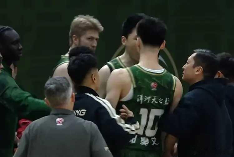 北京时间3月16日，2025-26赛季CBA常规赛同曦主场对阵福建，比赛开局1分