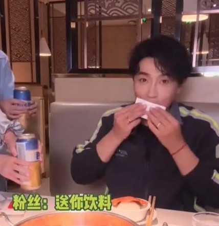 陈志朋吃夜宵遇粉丝，被送饮料后大方回礼，却被对方抢先买了单。