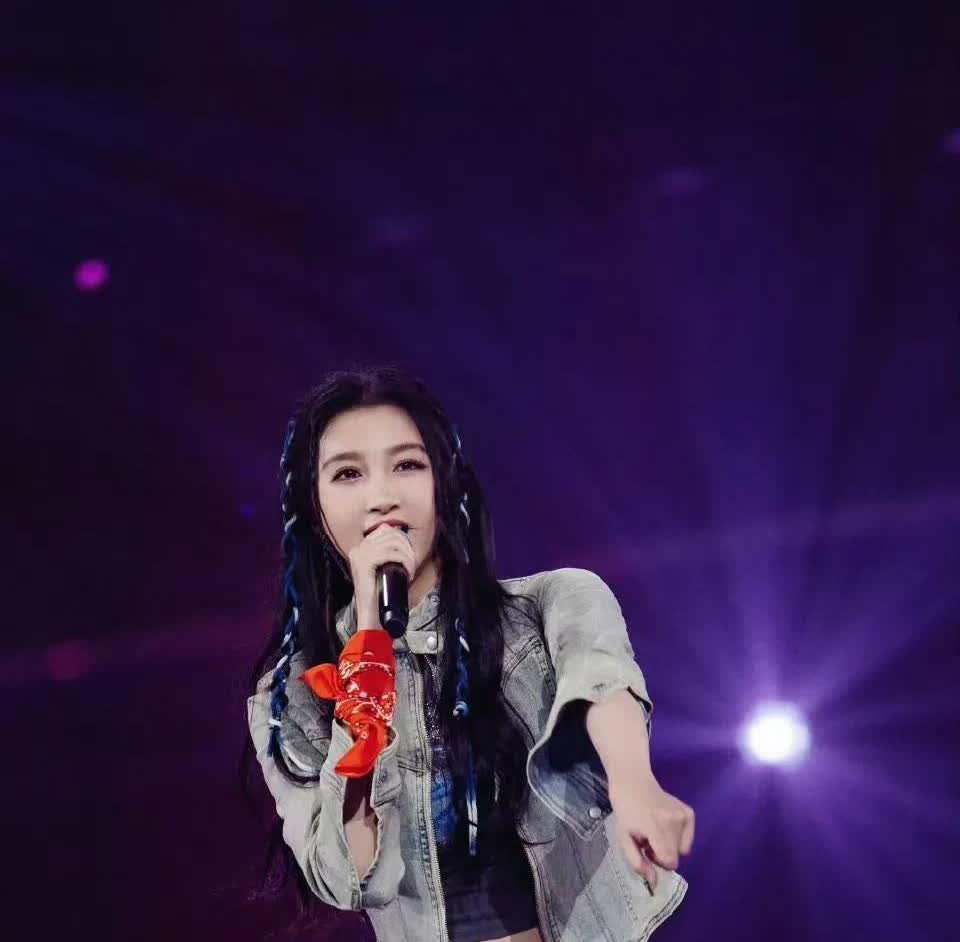 是关晓彤的短裙太瘦了吗？怎么肚子上有一圈肉呢？
