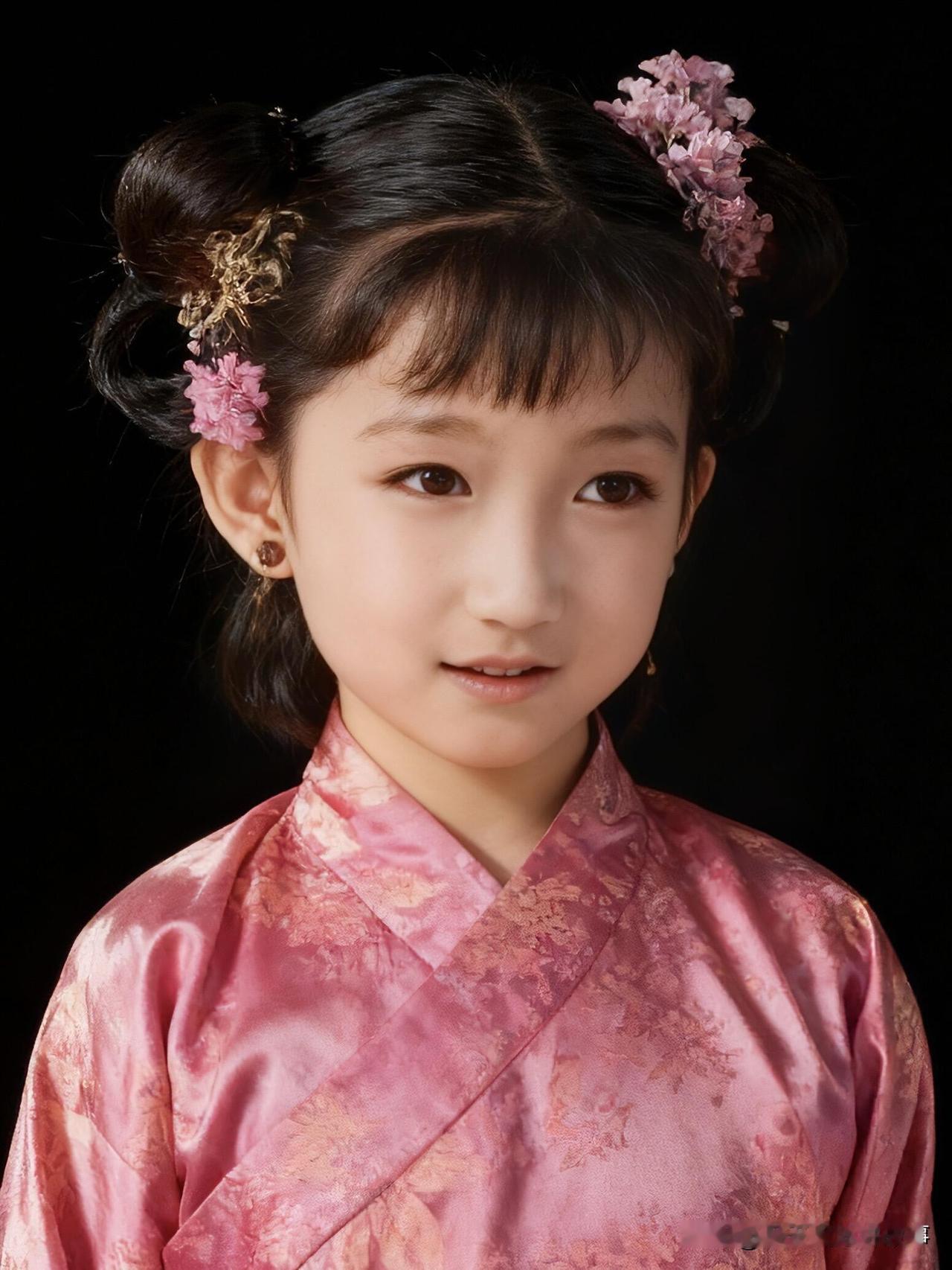 巧姐定妆照真是考究，连巧姐这样的小女孩，服装发饰都精致又考究。《红楼梦》能成为经