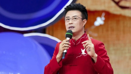 那年，主持人白燕升结婚刚9个月，妻子周佳意外摔成瘫痪，思虑再三后，周佳对白燕升说