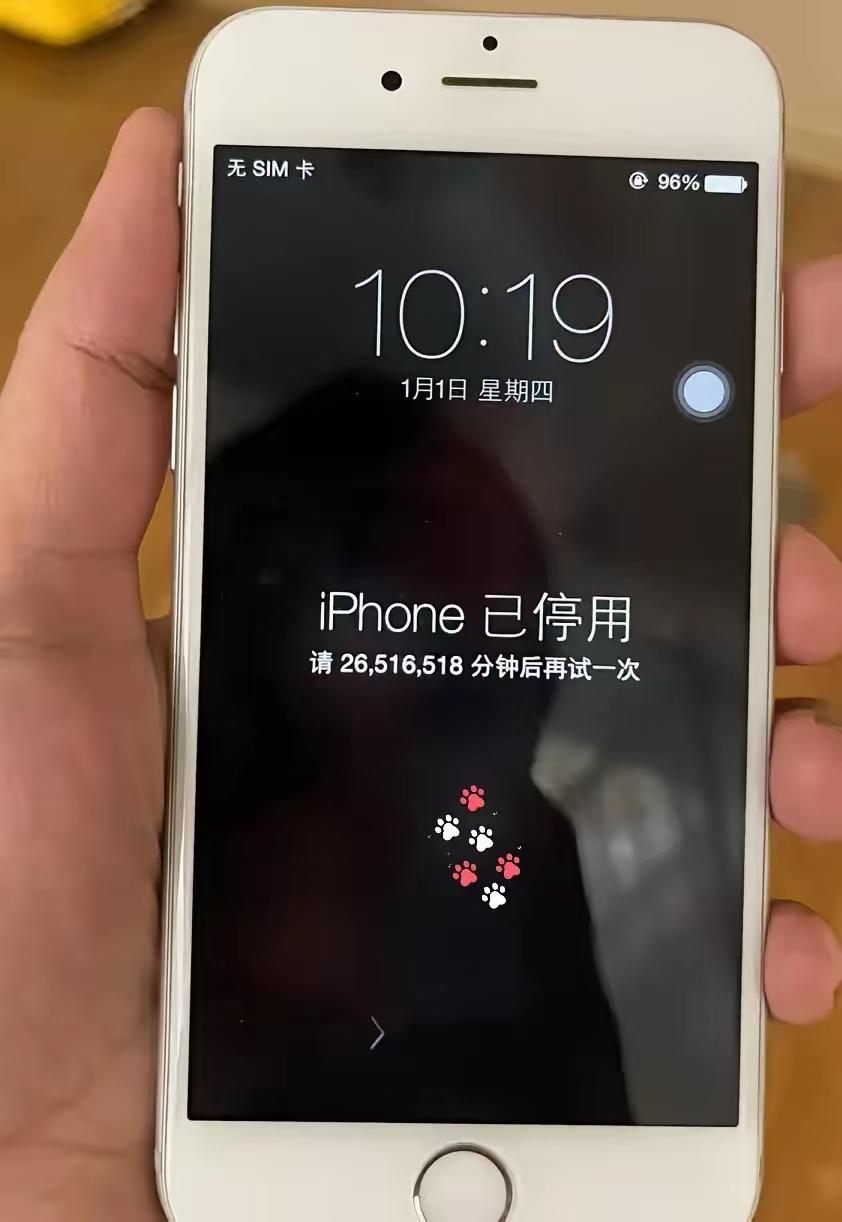 昨天收拾房间时发现一部很多年前的旧手机,我找来充电器给手机充上电,看还能不能使用