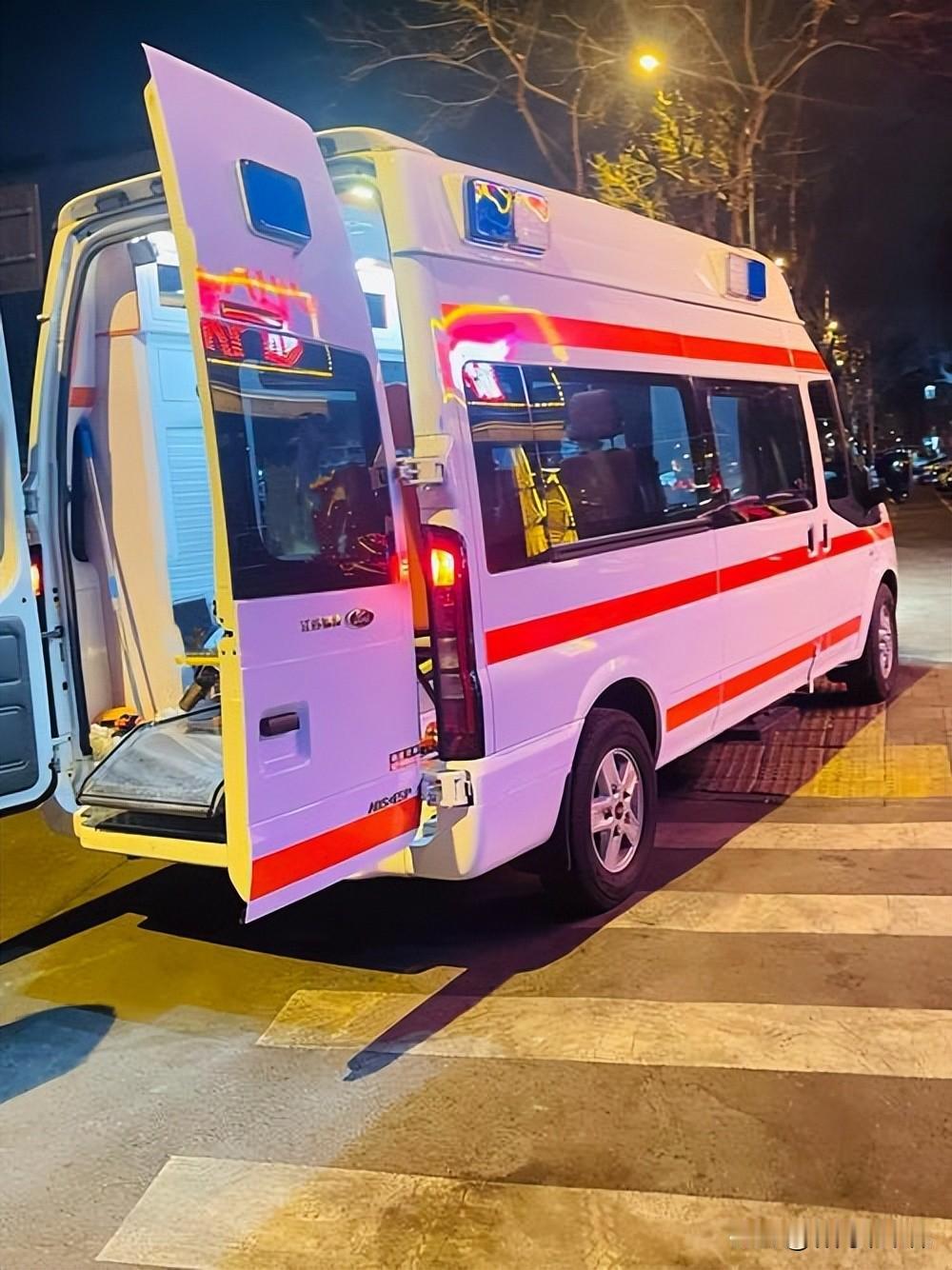 因为内急人没了，这应该是最倒霉的救护车了吧。有个男子戴某在高速路的服务区休息，出