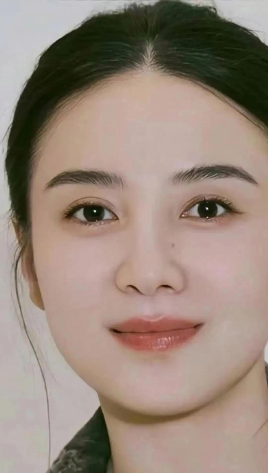 我朋友在机场偶遇宋佳，惊呆了！朋友说，宋佳完全不像电视上那样。在机场，宋佳穿素