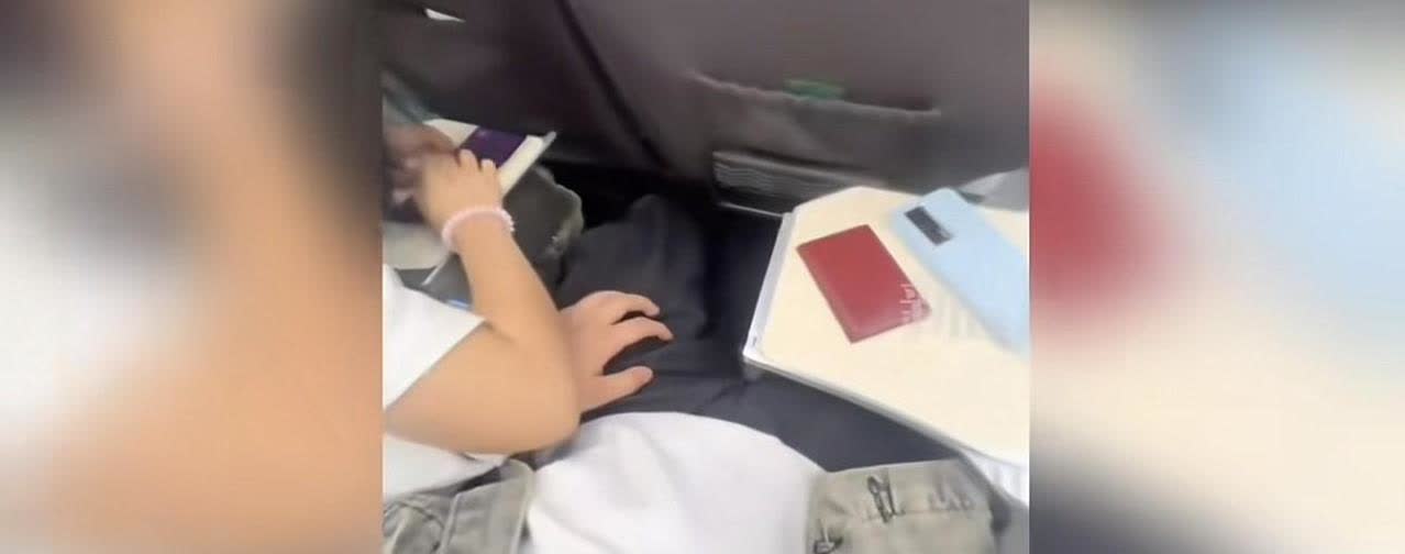 陕西西安，一小伙乘坐动车时给旁边的一女孩让了一下座，不料女孩误以为小伙对她有意思
