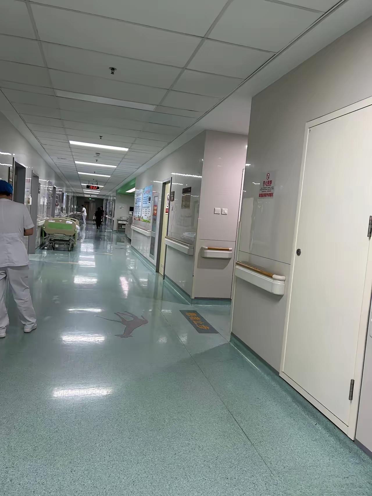 太痛心了！昨天去医院探望生孩子的表姐，看到一位产妇的遭遇真让人心里发酸。这位产妇