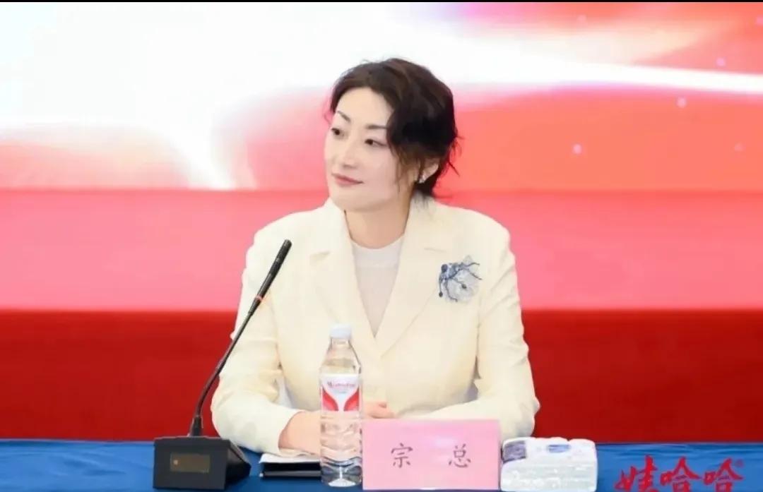 宗馥莉心腹突然被查，这事可能比娃哈哈百亿遗产争夺战更加凶险。就在宗馥莉同三弟妹争