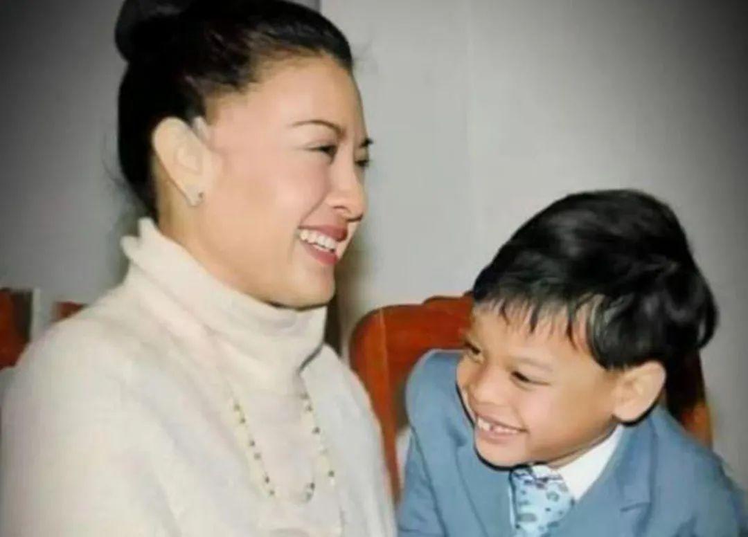 提帮功小时候很粘妈妈的，如今他长大成人了，有了自己的朋友圈，在海边玩耍的他过得挺