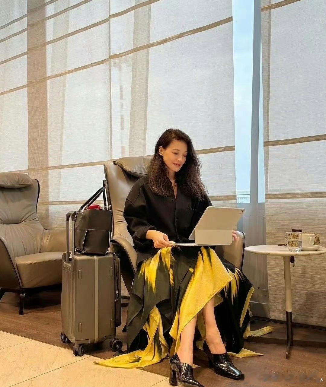 原以为舒淇穿的是裙子，没想到是丝巾。漂亮女人就是不一样，连工作时的模样都超美，太