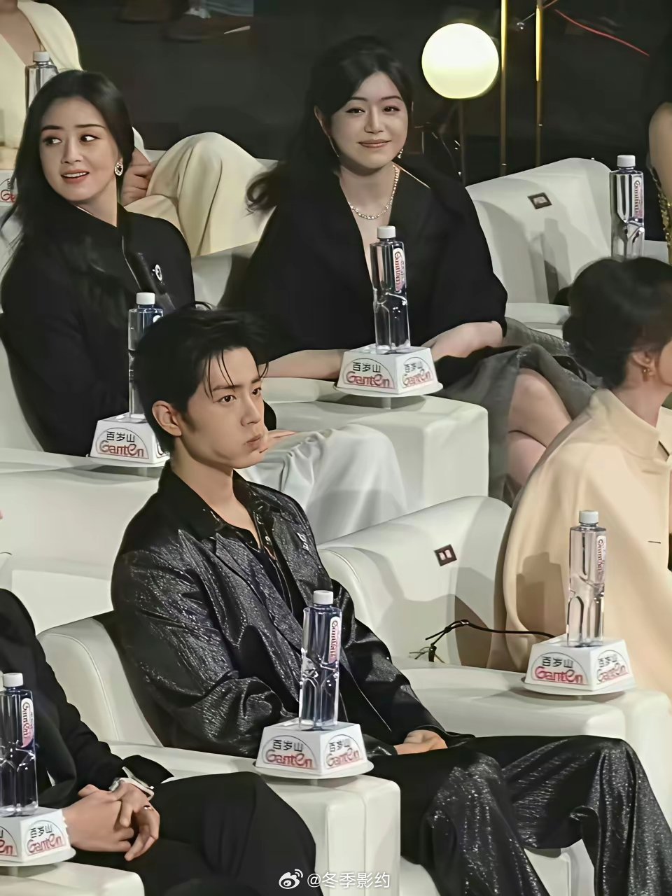 肖战昨晚在座位上从头坐到尾，好多人都离场无后台了他还坐着，也是为了弥补之前微博之