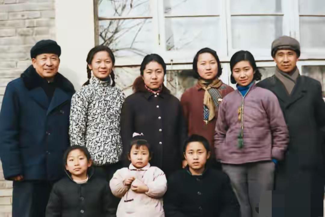 60年代，粟裕大将与钟期光上将两家人的合影。钟期光，开国上将，长期做政治工作，曾