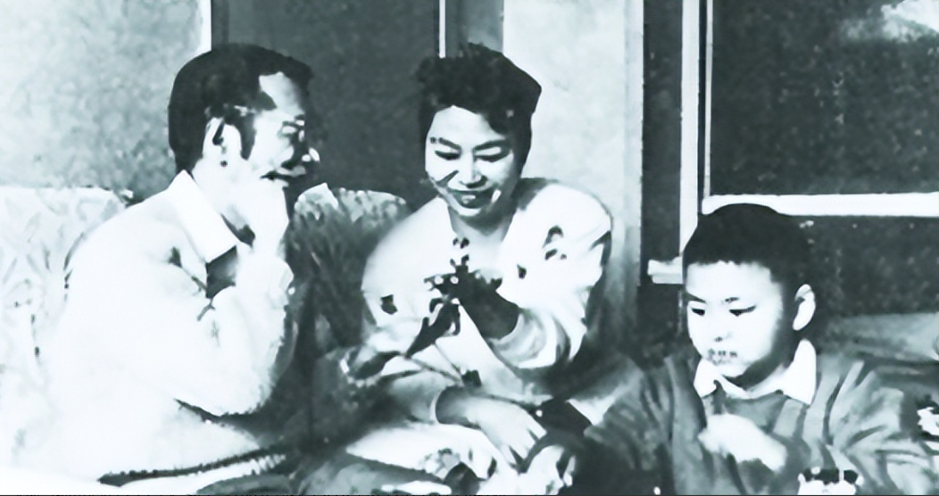 1977年，44岁陈景润住院期间，喜欢上了一位年轻漂亮的女军医，可他向女军医表白
