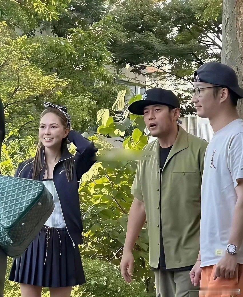 周杰伦现在是真的配不上昆凌了，俩人在一起好像大叔和女学生​