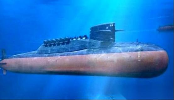 理论上，一艘核潜艇的反应堆能烧几十年，可以让它永远不上浮， 但实际上，90天，就