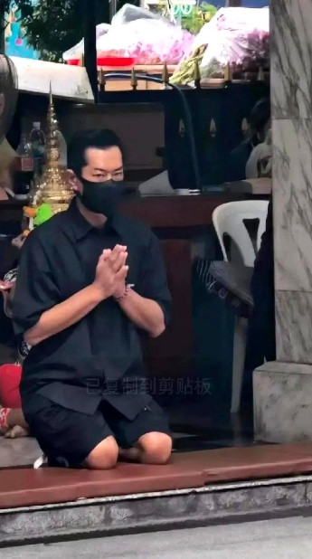 影帝古天乐现身曼谷街头，在爱侣湾酒店前朝拜四面神。要知道泰国有些地方邪门的很