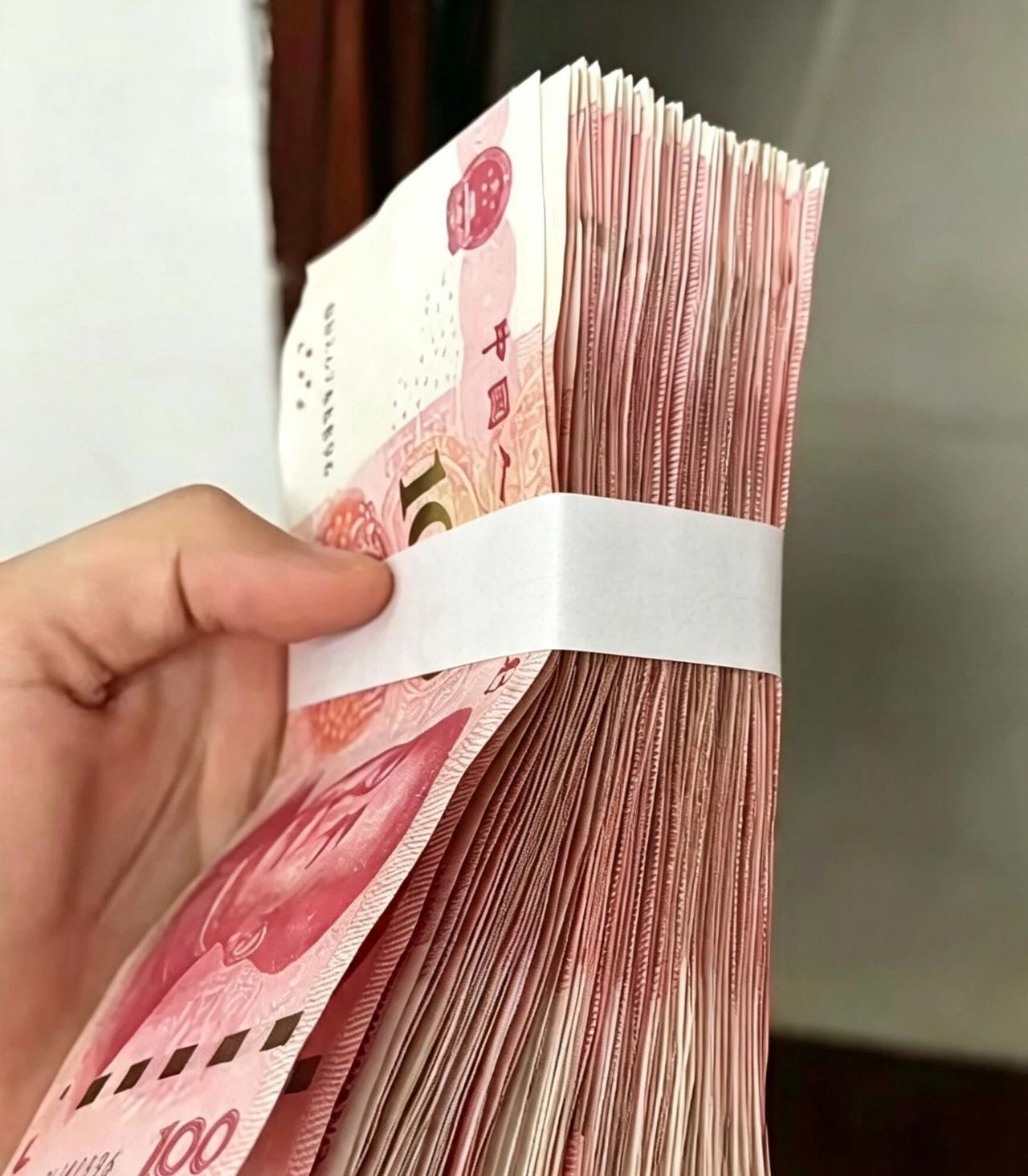 说出来都不怕大家笑话，我儿子结婚的时候，他爷爷给了1万块钱，而且这1万块钱，那个
