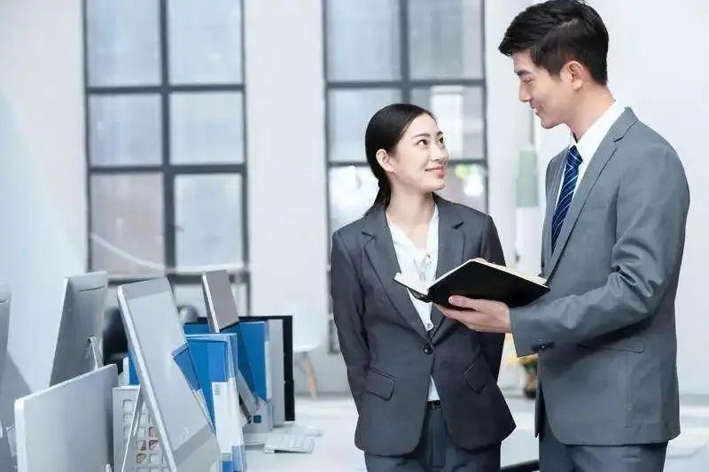 你有没有遇到过这种情况：同事老王神秘兮兮凑过来，压低声音说：兄弟，跟你说件事情，