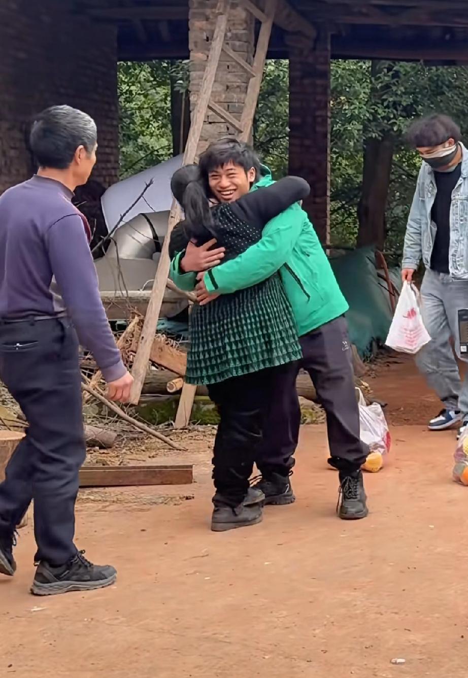 林北回老家，震惊的不是工作组成员和他一起回去了，而是他回到家的这一幕。真的难