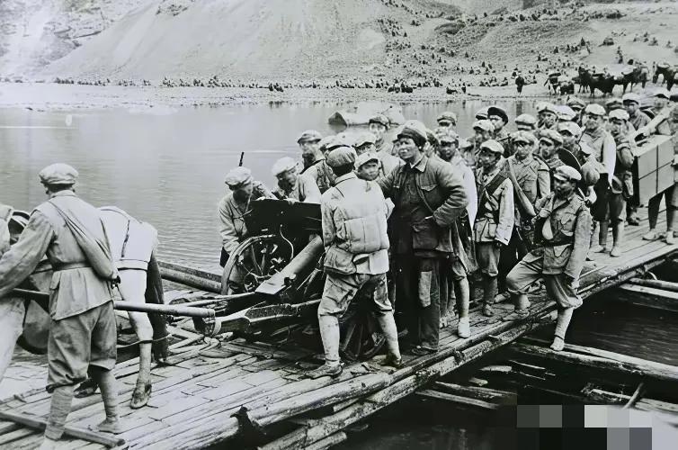 1934年冬天，湘江边上那场血战突围太惨烈了。当时中央决定从江西突围前往广西湘江