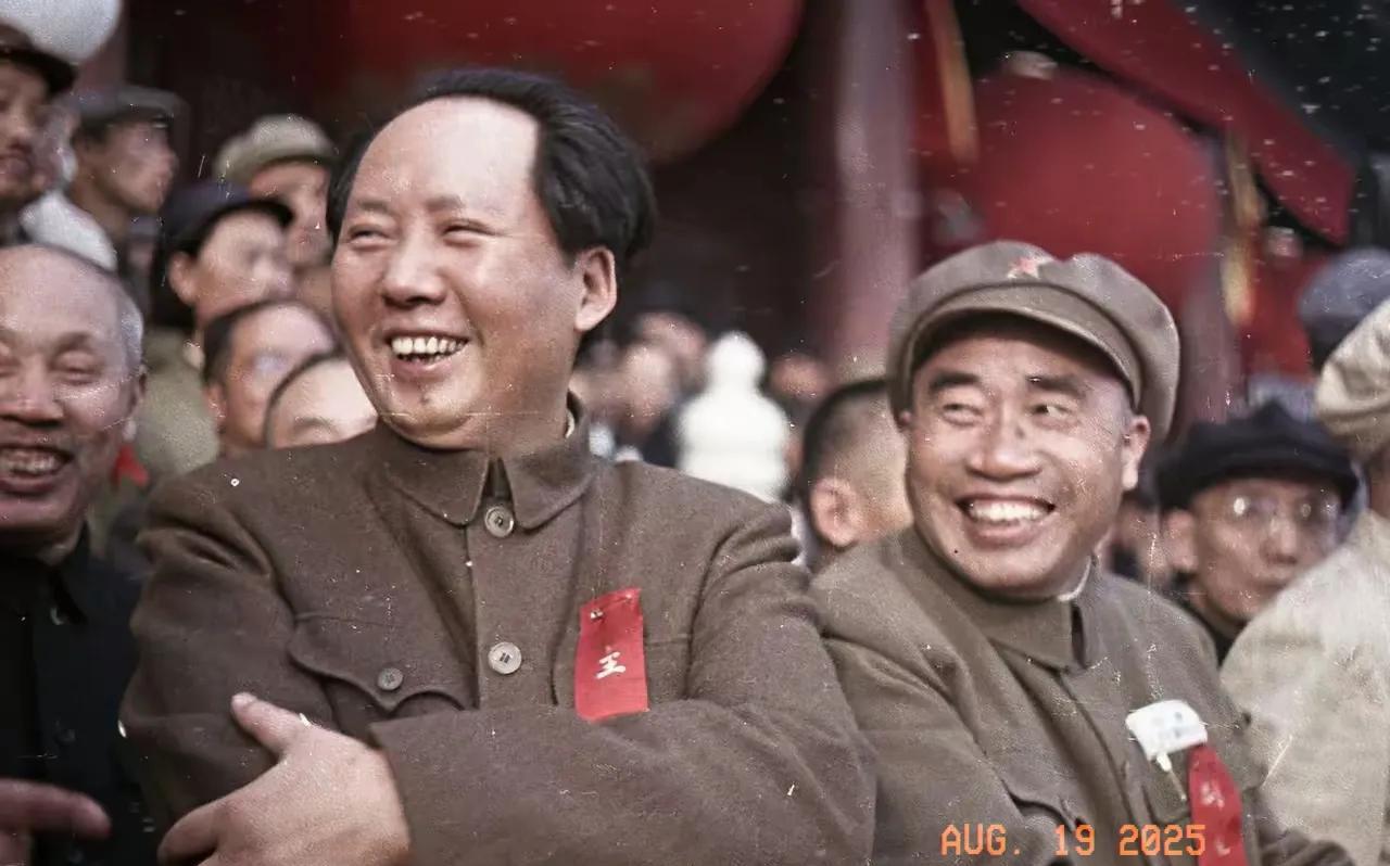 收藏珍贵的老照片。一张难得一见的彩色照片，开国大典上的毛主席和朱德元帅，这一历