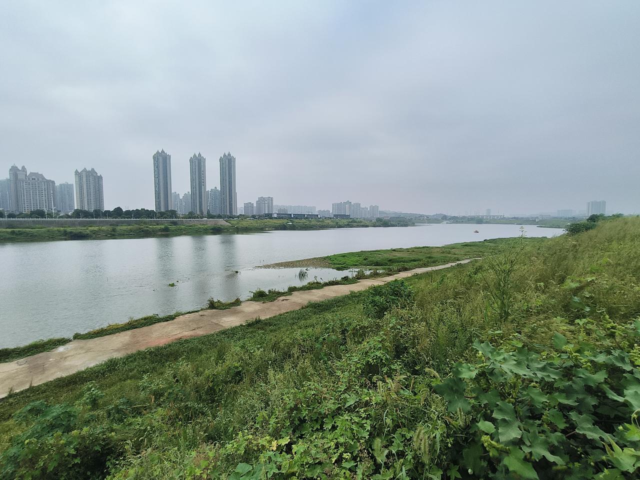 长沙本周气温将上演“先降后升”的反转戏码，伴随晴雨转换，市民需留意天气变化调整穿