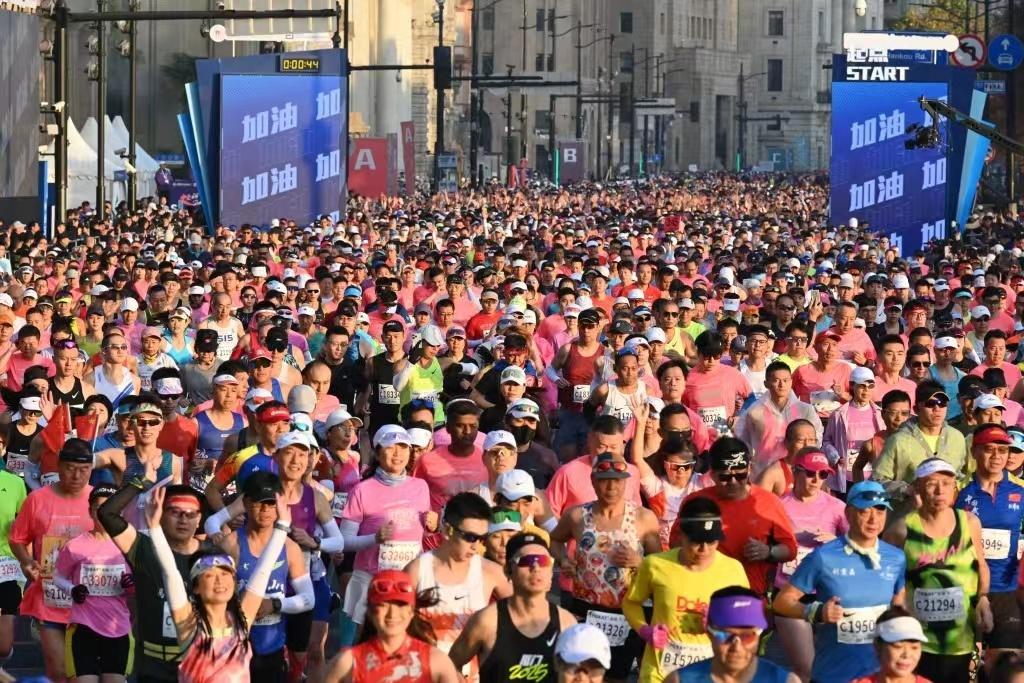 上海马拉松在11月30日7点鸣枪开跑，这是中国唯一的世界马拉松大满贯候选赛事，正