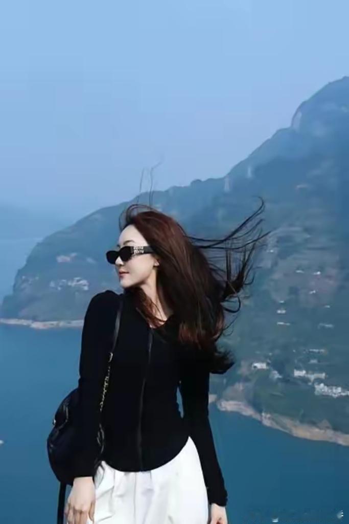 原来最戳人的想念，从不是腻歪的情话，而是就想一头扎进怀里狠狠抱一下——抱走笑脸下