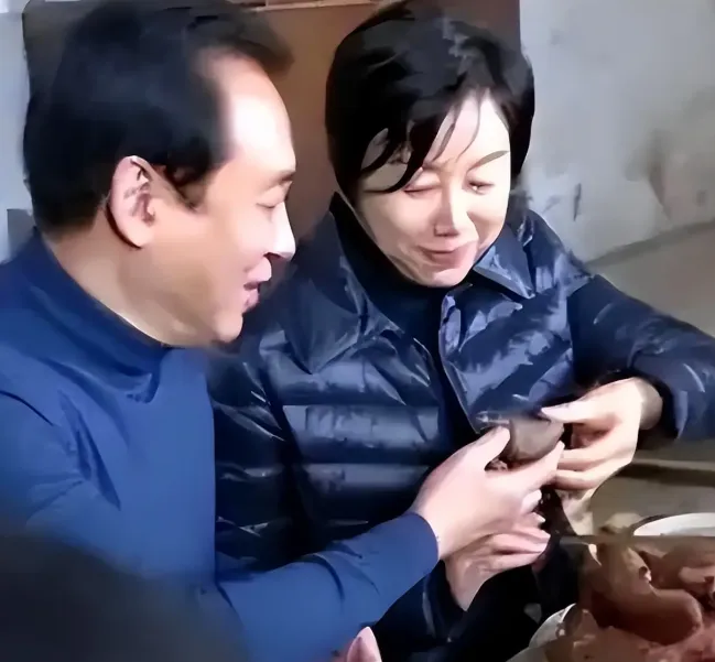 许家印一审宣判才刚过24小时，无期徒刑，全部财产没收，两个儿子一个都没跑掉全被判了刑。可那个跟他“技