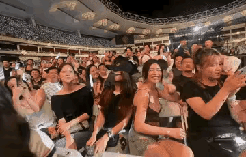 陈妍希在台北看演唱会，穿着真就像吴君如所说，私下服装打扮很大胆，与沈佳宜这个角色