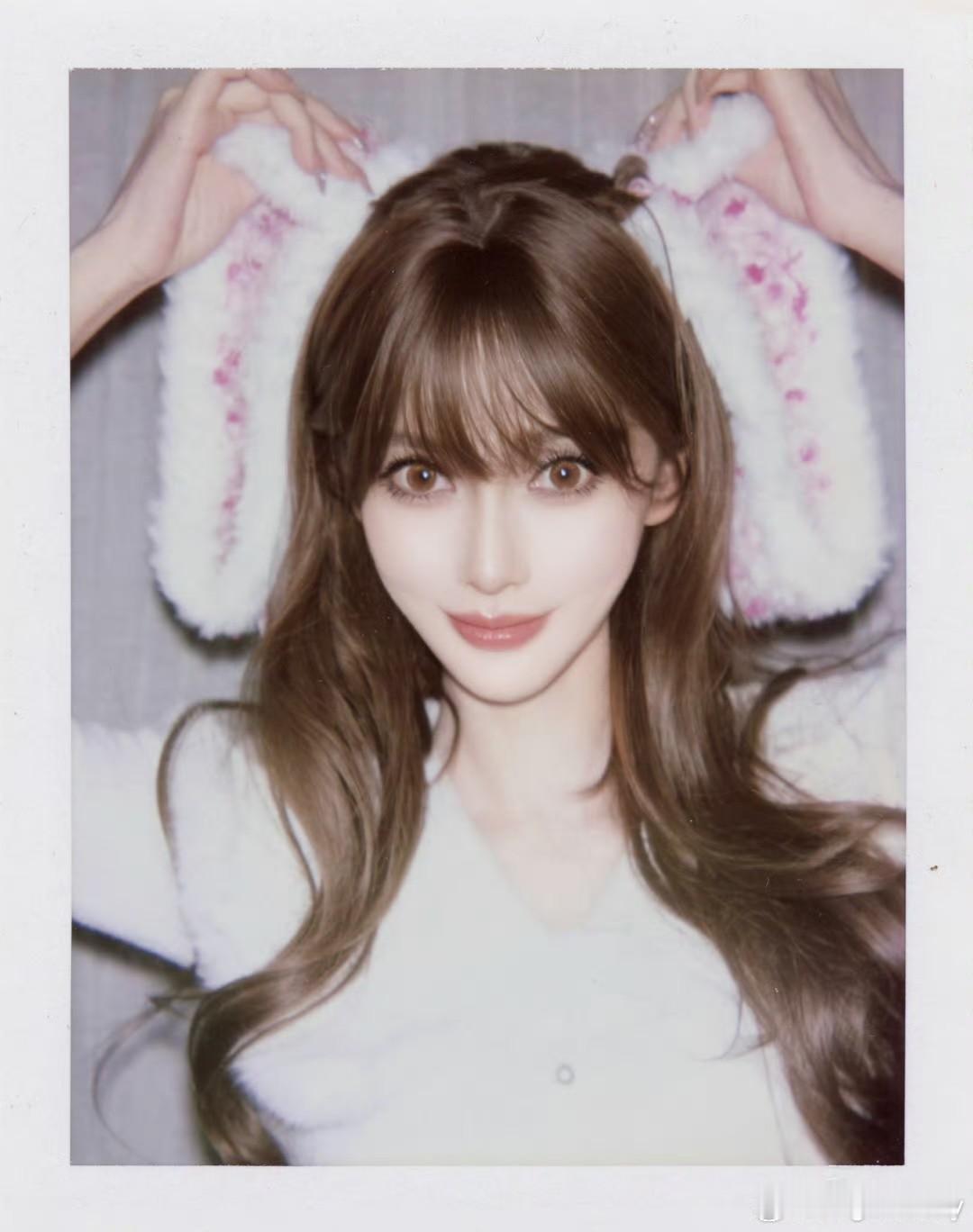 杨颖这组兔耳拍立得一出来，我脑子里第一个念头就是：黄晓明现在悔不悔？这哪