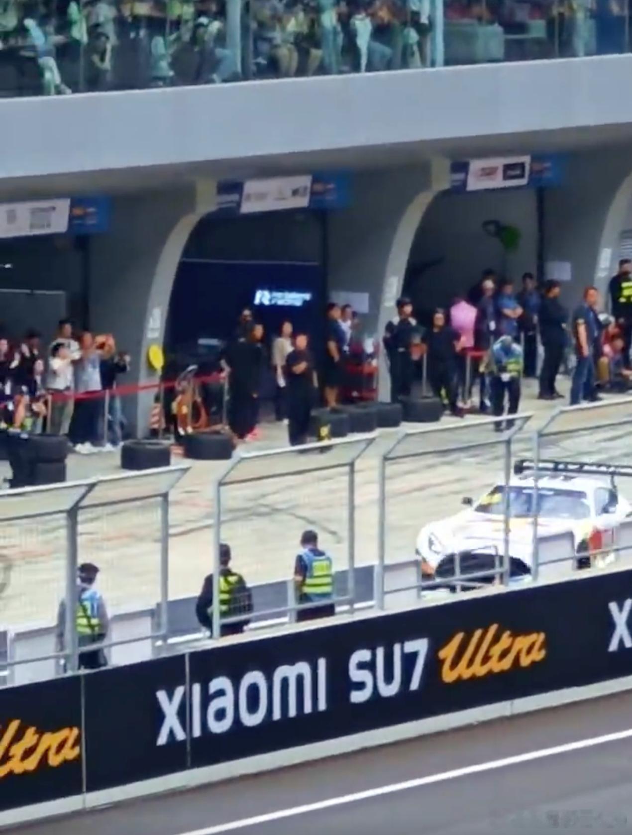 赛车这么火，王一博这么火，但赛场上的赞助商是小米，大量xiaomisu7ul