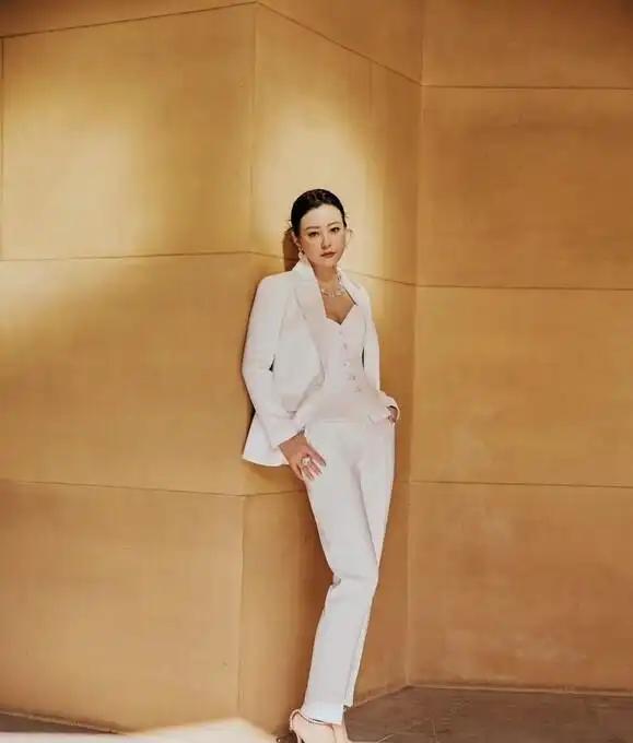郝蕾这次真豁出去了！白西装不配衬衫，直接露抹胸亮相，又美又敢太抢眼